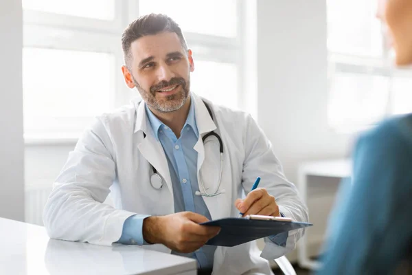 Fröhlicher Arzt Mittleren Alters Weißem Mantel Mit Stethoskop Konsultationspatient Inneren — Stockfoto