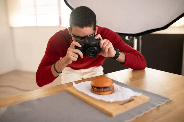 Yemek Fotoğrafçısı Yakışıklı Orta Doğulu Günlük Kıyafetler Giyen Gözlüklü Genç — Stok fotoğraf