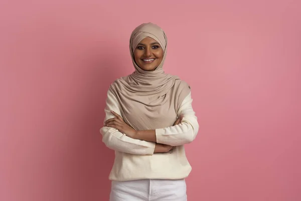 Portrait Confident Young Muslim Woman Hijab Posing Folded Arms Pink — Stok Foto