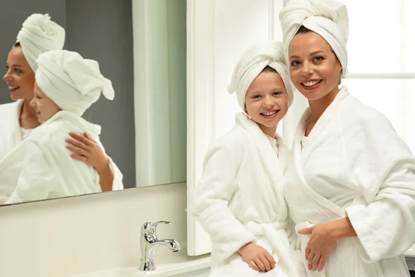Sorrindo Menina Branca Jovem Mulher Roupão Banho Toalha Divertir Desfrutar — Fotografia de Stock