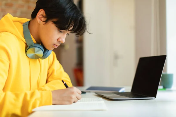 Online Tanulás Ázsiai Tinédzser Srác Laptop Írás Csinál Házi Feladat — Stock Fotó