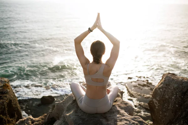 淡淡的千年欧洲裔妇女穿着运动服 练习瑜伽 享受海滨 室外的训练 身体护理 减肥和积极的生活方式 — 图库照片