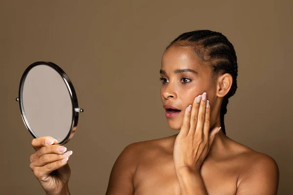 Mulher Meia Idade Preta Chocada Olhando Para Espelho Rosto Tocante — Fotografia de Stock