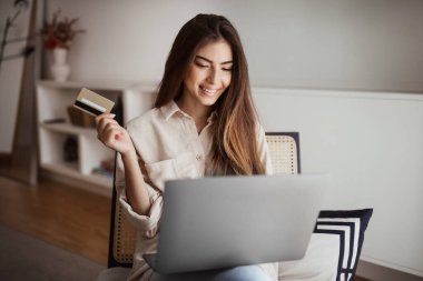 Bin yıllık karışık ırk bayanlarının dizüstü bilgisayarda yazı yazıp kredi kartı kullanmalarına sevindim. Oturma odasında online alışverişin tadını çıkarıyorlar. Evdeki düzen, satış, bankacılık ve para için uzaktan ödeme