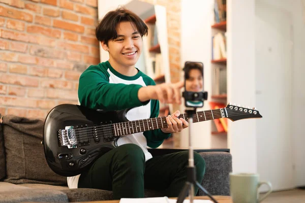 Talentoso Estudiante Coreano Tocando Música Guitarra Eléctrica Haciendo Video Teléfono —  Fotos de Stock