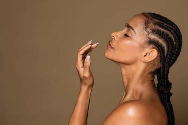 顔の治療 プロフィールポートレートのアフリカ系アメリカ人中年女性とともに完璧な肌ポーズ上の茶色のスタジオの背景とともにコピースペース サイドビュー — ストック写真