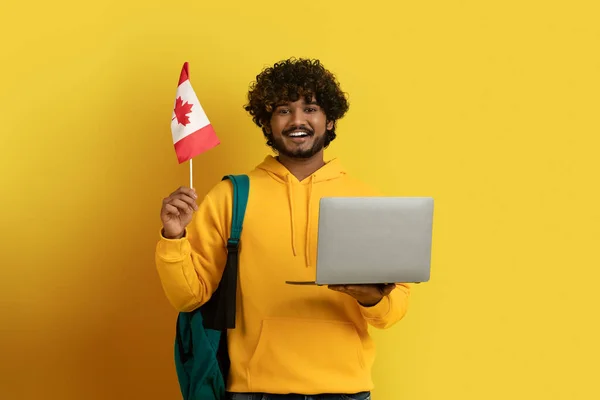 Sırt Çantası Taşıyan Sarı Kapüşonlu Sırtı Kanada Bayrağı Dizüstü Bilgisayarı — Stok fotoğraf