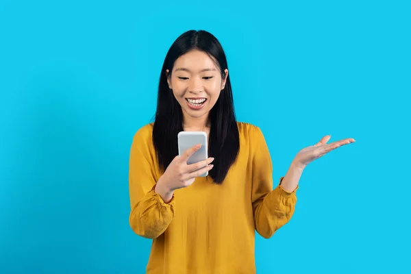 Duygusal Olarak Heyecanlı Mutlu Genç Asyalı Bir Kadın Cep Telefonu — Stok fotoğraf