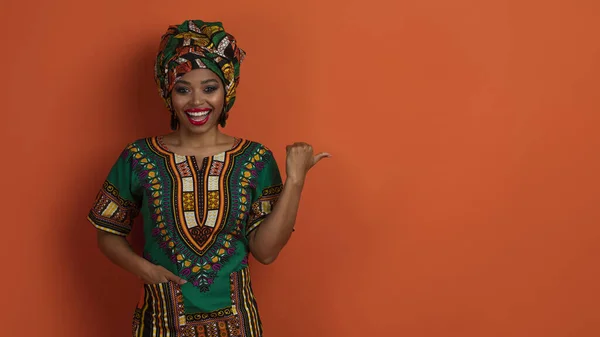 Neşeli Mutlu Bin Yıllık Parlak Afrikalı Elbiseli Güzel Bir Bayan — Stok fotoğraf
