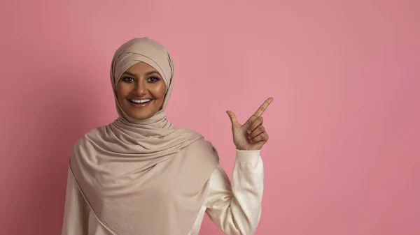 Mooi Aanbod Glimlachende Islamitische Vrouw Hidjab Wijzend Kopieerruimte Gelukkig Moslim — Stockfoto