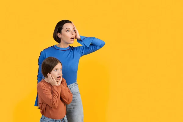 Omg Schockierte Mutter Und Tochter Mit Offenem Mund Besorgte Junge — Stockfoto