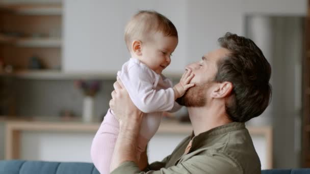 Ovillkorlig Faderskärlek Närbild Porträtt Lycklig Kärleksfull Far Håller Sin Vackra — Stockvideo
