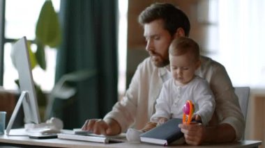 Başarılı bir iş ve ebeveynlik. Menajer telefonda konuşuyor ve dizüstü bilgisayarla çalışıyor. Küçük kızıyla bebek bakıcılığı yapıyor. Babasıyla masada oturan tatlı bir kız.