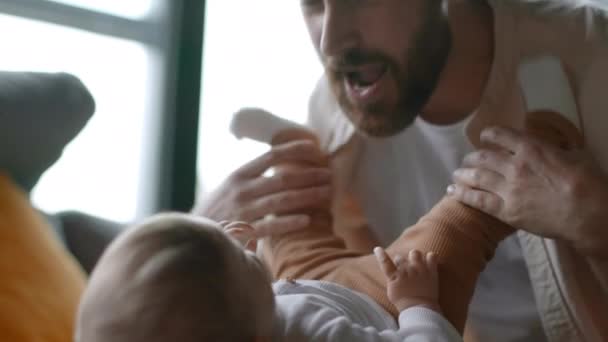 Faderskap Och Uppriktig Kärlek Närbild Porträtt Ung Kärleksfull Far Leka — Stockvideo