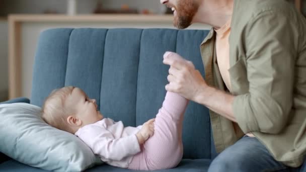 Šťastnou Otcovskou Dovolenou Boční Pohled Záběr Pozitivní Milující Otec Hrát — Stock video