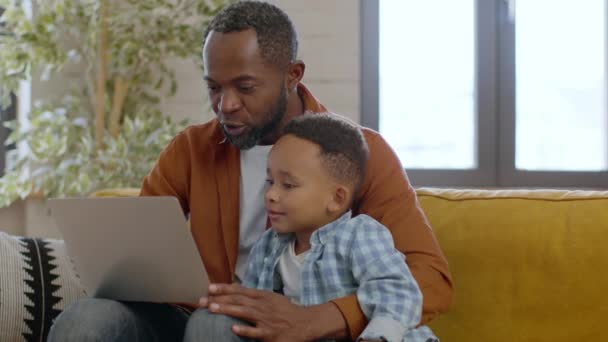 Modern Çocuk Gelişimi Mutlu Afrikalı Amerikalı Adam Tatlı Oğlu Internette — Stok video