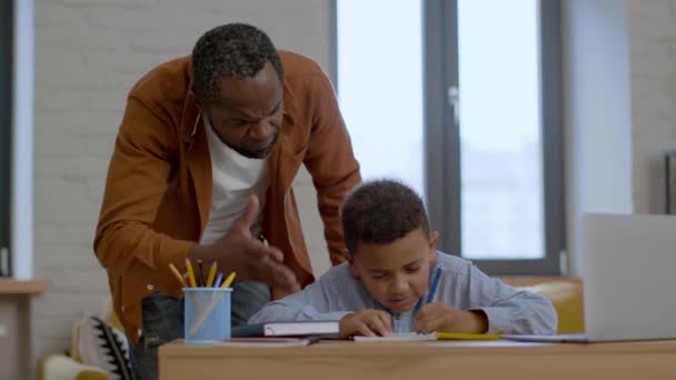Probleme Bei Der Hausaufgabenbetreuung Kleiner Afrikanisch Amerikanischer Schüler Macht Hausaufgaben — Stockvideo