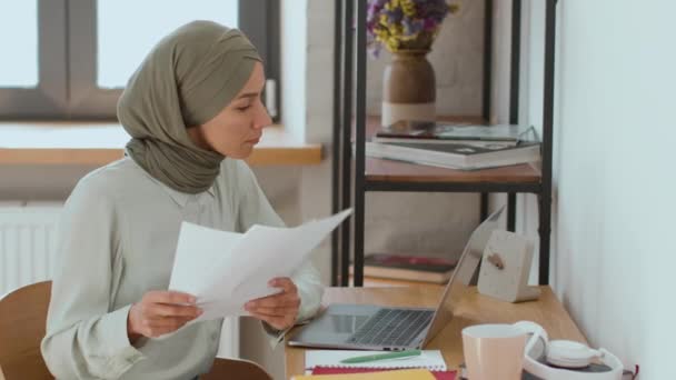Концепция Гиг Экономики Молодая Профессиональная Ближневосточная Деловая Женщина Хиджабе Работает — стоковое видео