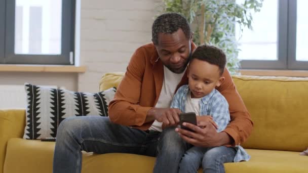 Çocuklar Dijitalleştirme Pozitif Sevecen Afro Amerikan Babası Küçük Oğluna Akıllı — Stok video