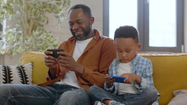 Kluci Jsou Vždycky Kluci Africký Americký Otec Malý Syn Hrají — Stock video