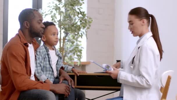 Varje Läkarkontroll Positiv Kvinnlig Barnläkare Mäta Kid Patient Kroppstemperatur Och — Stockvideo