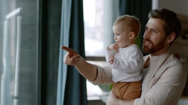 Mały Odkrywca Świata Cute Baby Girl Oglądając Oknie Kochający Młody — Wideo stockowe