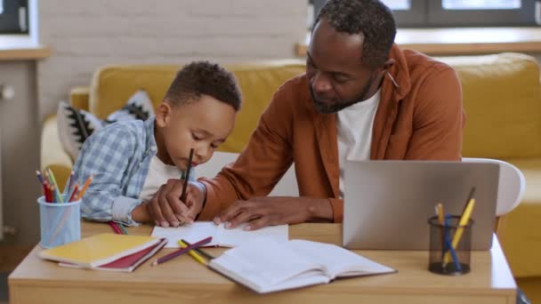 Kochający Pozytywny Afrykański Ojciec Uczy Swojego Synka Pisać Przygotowuje Się — Wideo stockowe