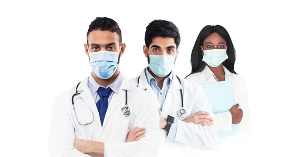 一组身着制服 与白人背景隔离的专业医生 戴着防护面具 看着相机 创造性拼贴 复制空间的男女医务工作者 — 图库照片