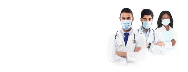 Ιατρικό Προσωπικό Πορτραίτο Τριών Πολυεθνικών Γιατρών Στολές Και Προστατευτικές Μάσκες — Φωτογραφία Αρχείου