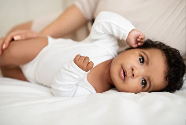Doce Bonito Pequeno Bebê Afro Americano Encontra Cama Macia Com — Fotografia de Stock