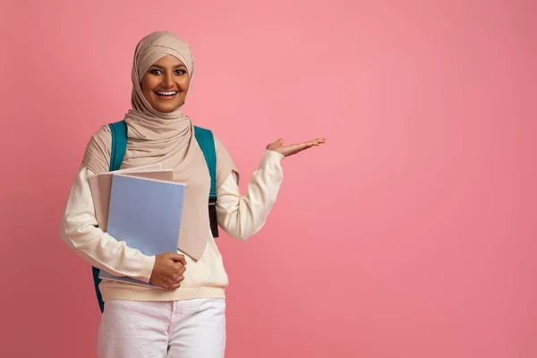 Χαρούμενη Μουσουλμάνα Φοιτήτρια Στο Χιτζάμπ Δείχνει Χώρο Των Αντιγράφων Την — Φωτογραφία Αρχείου