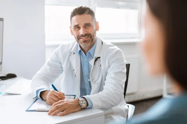 Kontrola Medyczna Mężczyzna Lekarz Rozmawiający Pacjentką Pisanie Danych Osobowych Wypełnianie — Zdjęcie stockowe
