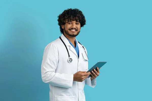 Vänlig Ung Lockig Indian Man Vit Medicinsk Rock Med Stetoskop — Stockfoto