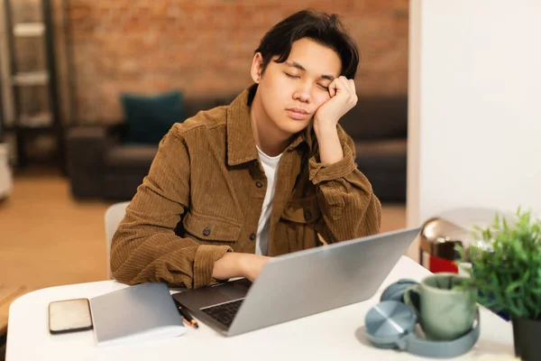 Uitgeput Aziatische Student Man Slapen Buurt Van Laptop Moe Van — Stockfoto