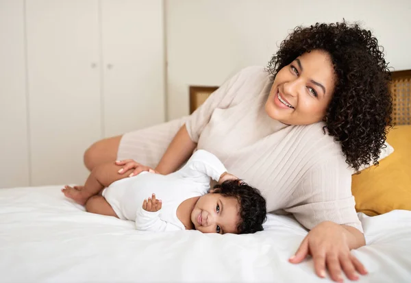 Sonriente Amante Joven Afroamericana Hembra Encuentra Cama Con Bebé Disfrutar — Foto de Stock