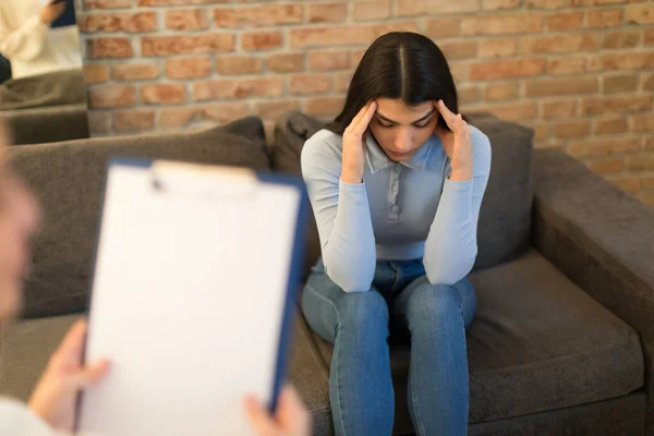 少女去看心理医生顾问 感到沮丧 不快乐和绝望 需要帮助 青少年抑郁症 无报酬的爱情 精神健康概念 — 图库照片