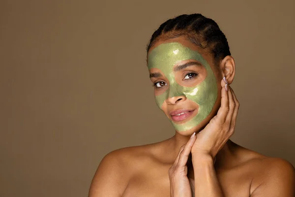 Porträtt Afrikansk Amerikansk Medelålders Kvinna Med Grön Peel Mask Ansiktet — Stockfoto
