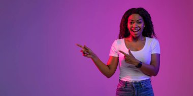 Harika bir teklif. Mor Arkaplan 'ı kopyalayan neşeli siyah kadın, Neon Işığı altında dikilen ve reklam için bedava yer gösteren heyecanlı Afrikalı Amerikalı kadın.