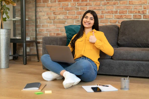 Happy Spanish Lady Showing Thumbs Gesture Sitting Floor Using Laptop — Stock Photo, Image
