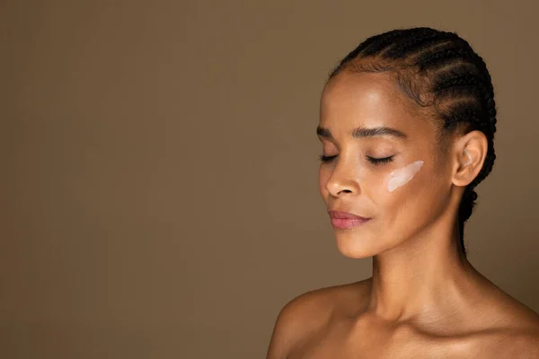 Concepto Del Día Belleza Mujer Negra Mediana Edad Con Crema —  Fotos de Stock