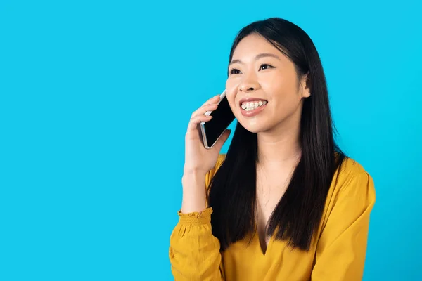 Chatty Happy Hübsche Junge Asiatische Frau Gelb Telefonieren Mit Freund — Stockfoto