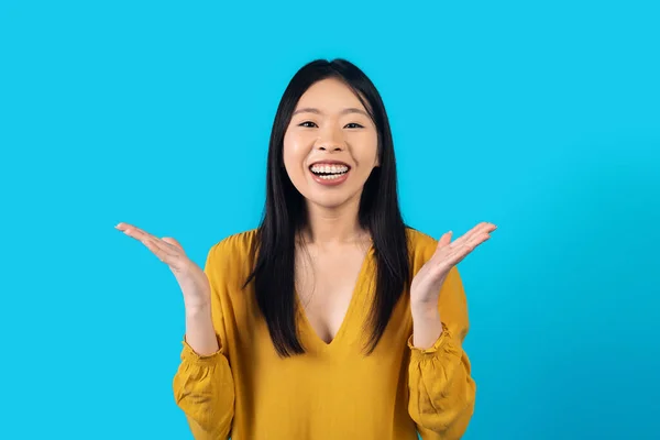 Emotional Glückliche Junge Hübsche Asiatische Frau Gelb Gestikulierend Und Lachend — Stockfoto