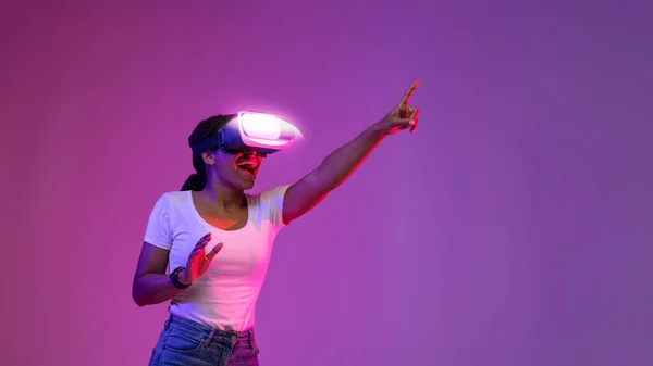 Opgewonden Zwarte Vrouw Met Behulp Van Bril Neon Kleurrijke Ruimte — Stockfoto