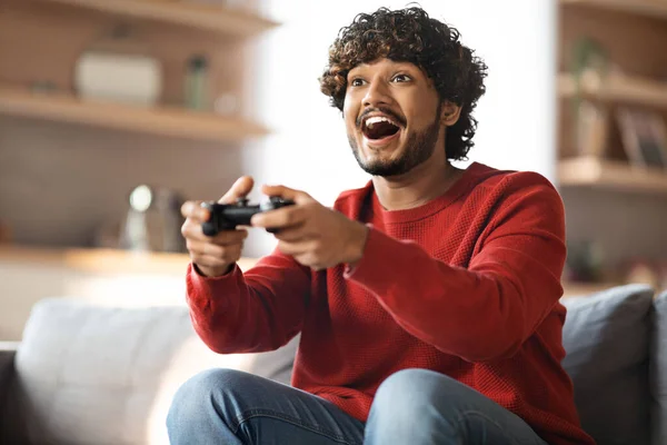 Családi Móka Vidám Fiatal Indiai Srác Játszik Videojátékok Otthon Boldog — Stock Fotó