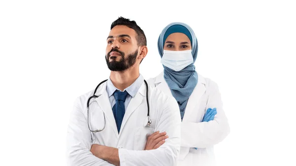 Muslimská Zdravotní Péče Koláž Arabským Mužským Lékařem Ženskou Terapeutkou Hidžábu — Stock fotografie