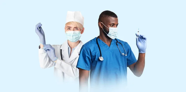 疫苗接种横幅 医疗面罩中的男医生和女医生拿着注射器 站在蓝色的背景上 多种族的医护人员准备好提供疫苗 — 图库照片