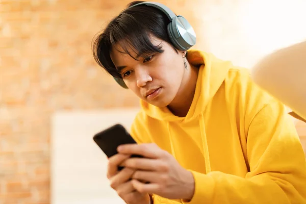 Adolescente Coreano Usando Teléfono Celular Usando Auriculares Inalámbricos Navegando Por —  Fotos de Stock