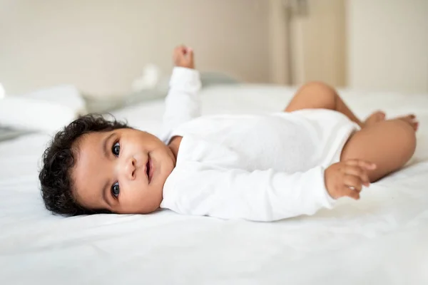 Pequeno Bebê Afro Americano Bonito Encontra Cama Descansar Relaxar Desfrutar — Fotografia de Stock
