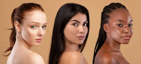 美しい多民族の若い女性のポーズ裸でベージュスタジオの背景 3つの裸の半裸の千年紀の女性の長い髪を見てカメラ バナー 美しさの概念の多様性 — ストック写真
