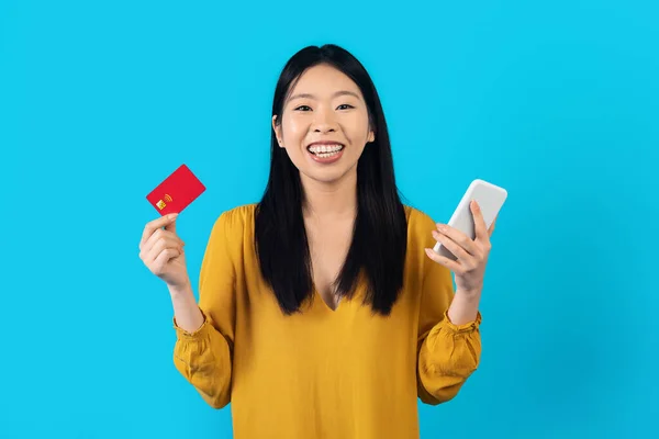 Szczęśliwy Wesoły Atrakcyjny Młoda Azjatycka Kobieta Casual Strój Gospodarstwa Smartfon — Zdjęcie stockowe